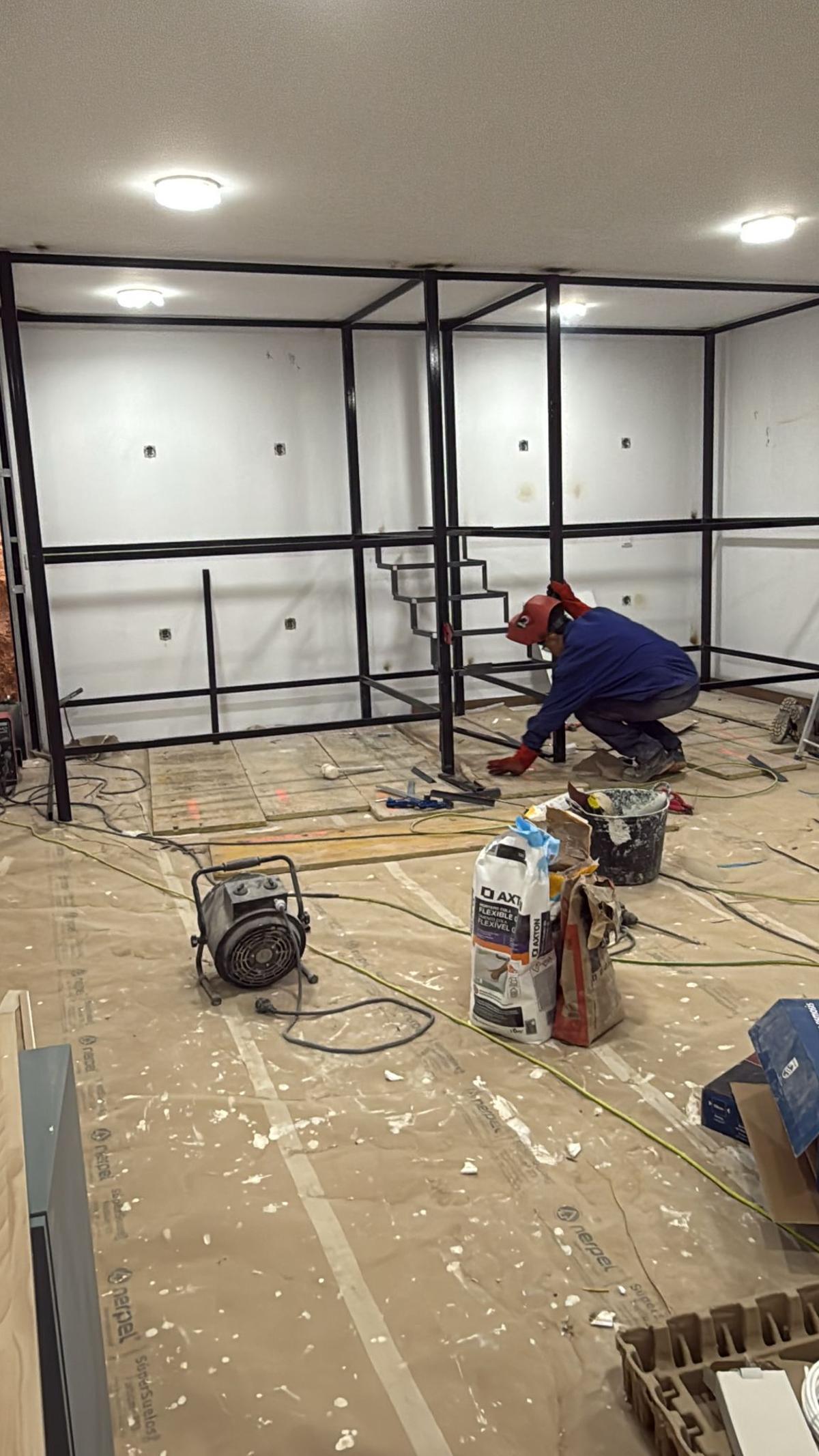 Operarios de la empresa trabajan en la construcción interior de uno de sus búnkeres.