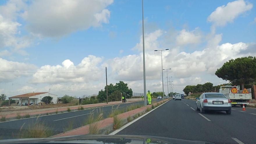 Comienzan en pleno agosto a retirar matas de la carretera Elche-Santa Pola