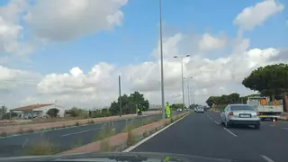 Comienzan en pleno agosto a retirar matas de la carretera Elche-Santa Pola