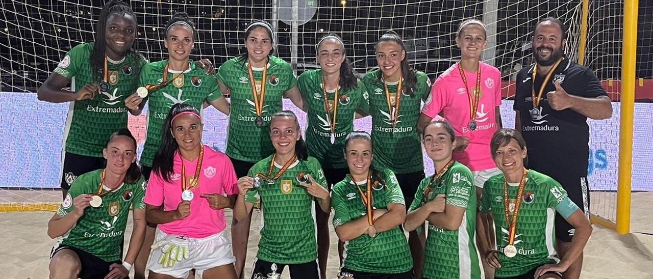 Plantilla del Playa Cáceres con el trofeo de subcampeonas de la Copa RFEF.