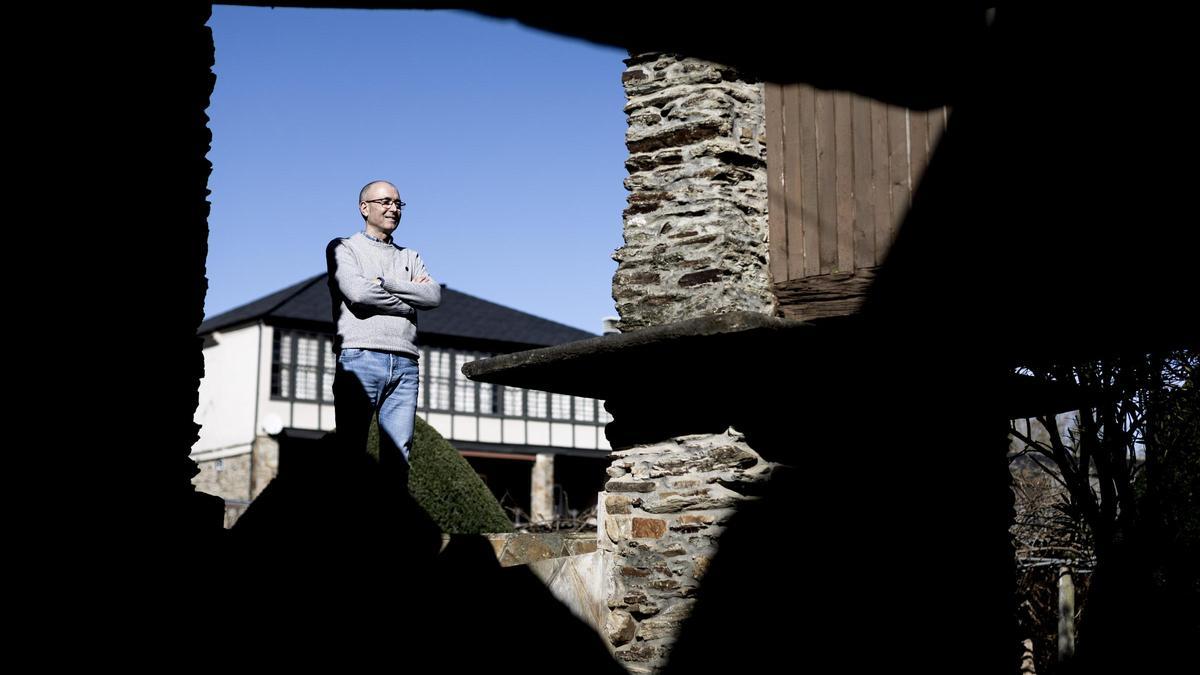Luis Felipe Fernández en su casa de Iramola.