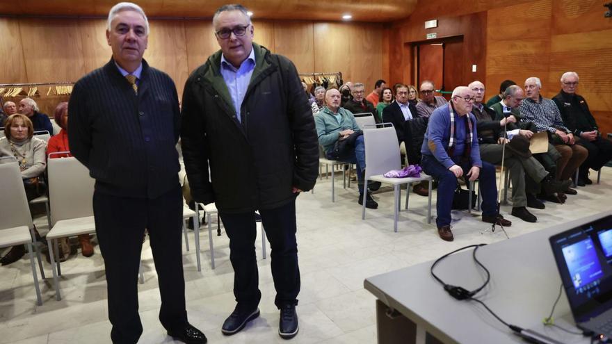 Alejandro Valverde, junto a Juan García, momentos antes del comienzo de la conferencia. | Miki López