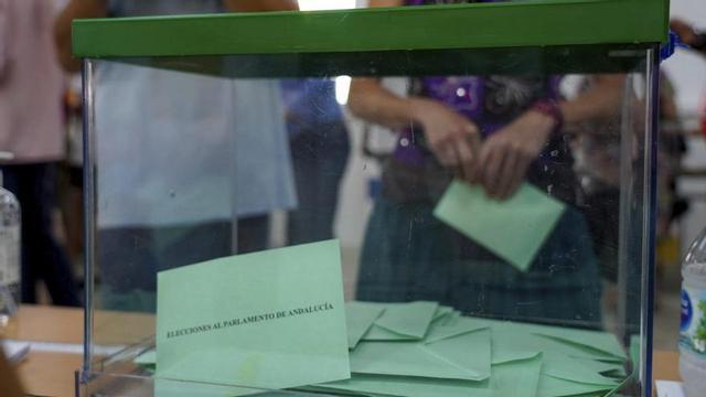 Urnas con las papeletas en las elecciones del 19 de junio de 2022.