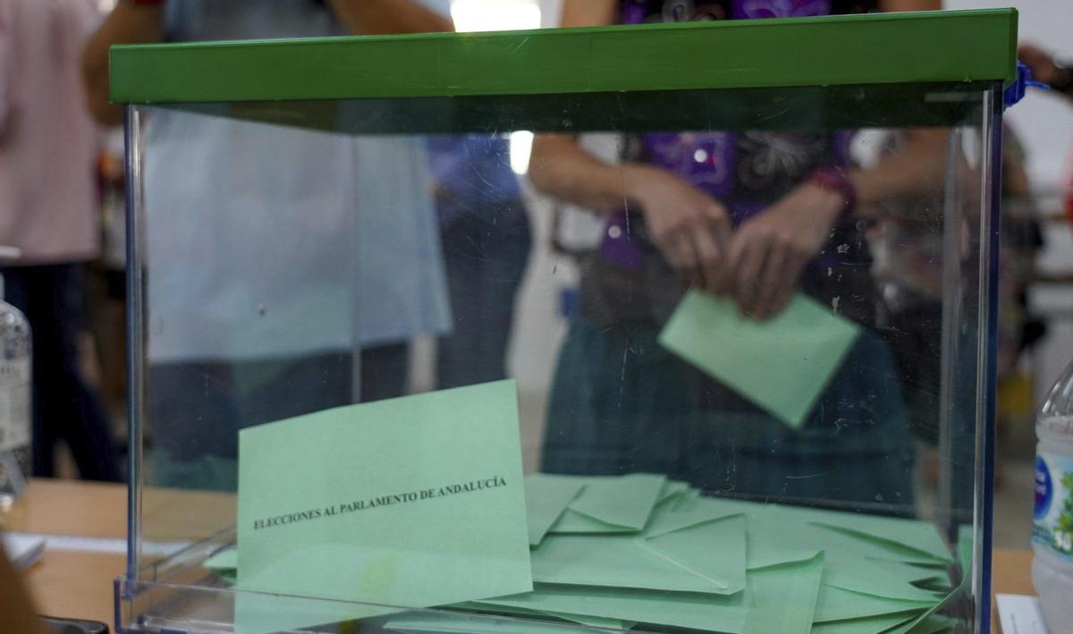 Urnas con las papeletas en las elecciones del 19 de junio de 2022