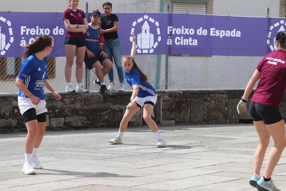 La selecció femenina s'assegurà el bronze en pilota portuguesa.