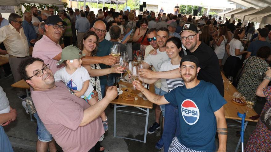 Una personas brindan con los vinos cosecheros, ayer, en Soutomaior.