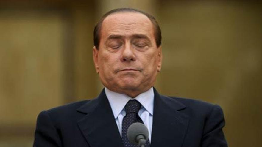 El primer ministro italiano Silvio Berlusconi sufrió este lunes un duro revés en las elecciones municipales italianas.