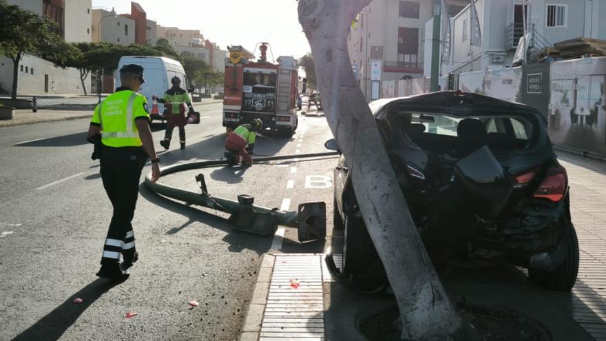 Un coche sin freno de mano acaba cuesta abajo en Las Torres