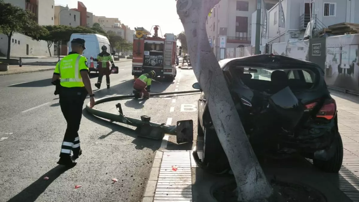 Un coche sin freno de mano acaba cuesta abajo en Las Torres