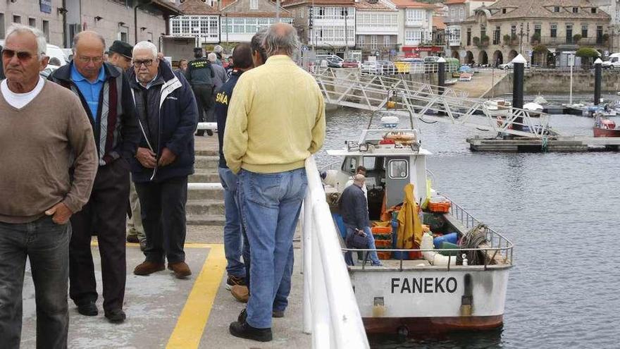 El &quot;Faneko&quot;, el barco que rescató al fallecido y al patrón del &quot;Mar Novo&quot;. // Alba Villar
