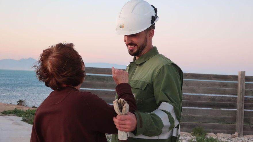 Un operario de Iberdrola con una vecina de Tabarca, esta tarde.