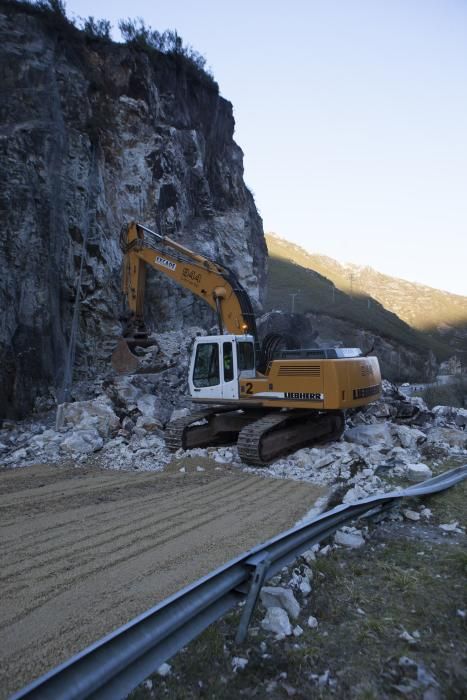 Cae una montaña y sepulta el acceso a Caso