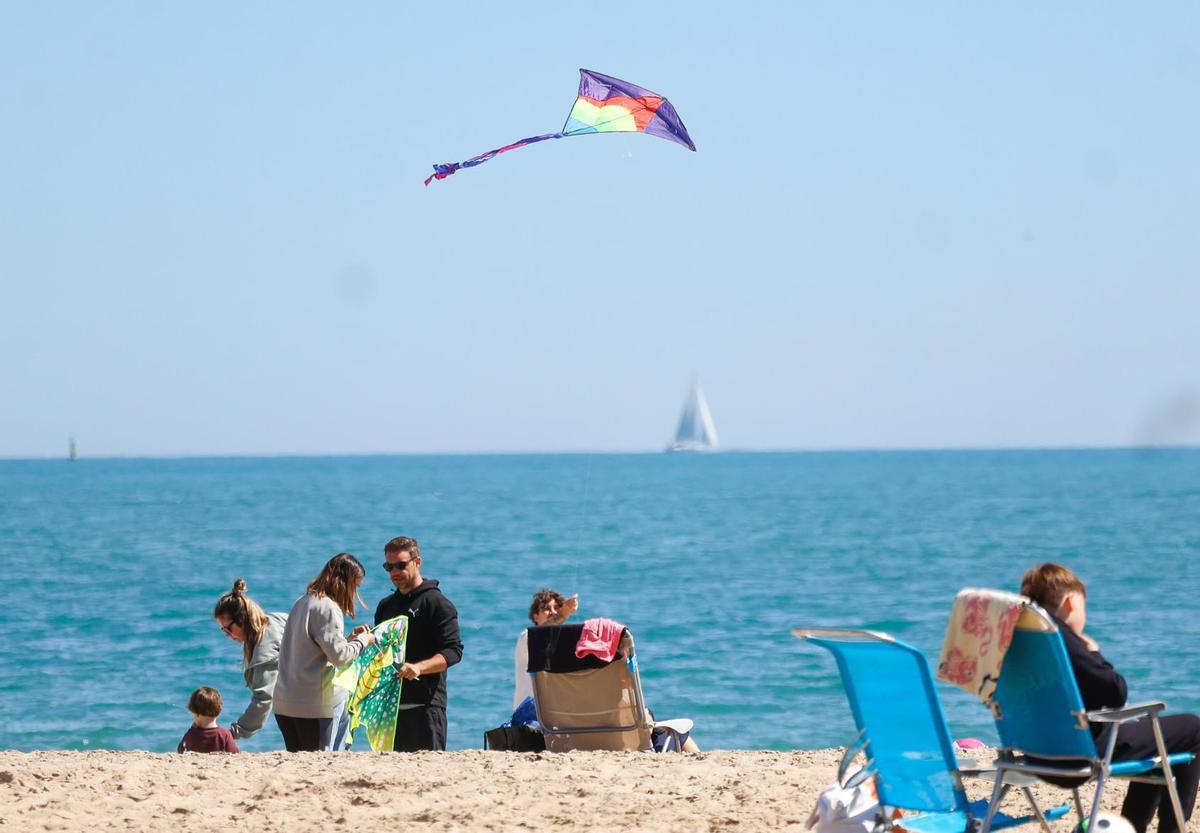 Cometas y comidas familiares en las playas del sur de València