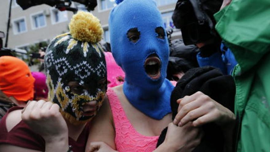 Varias integrantes del grupo Pussy Riot salen tras ser liberadas de una comisaría