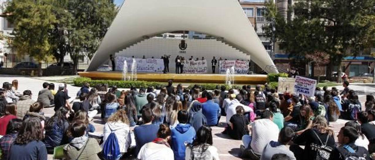 La manifestación de los estudiantes de la comarca concluyó en la Plaza Castelar de Elda.