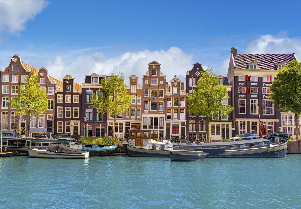 Casas históricas a dos aguas a lo largo del canal Singel en Ámsterdam