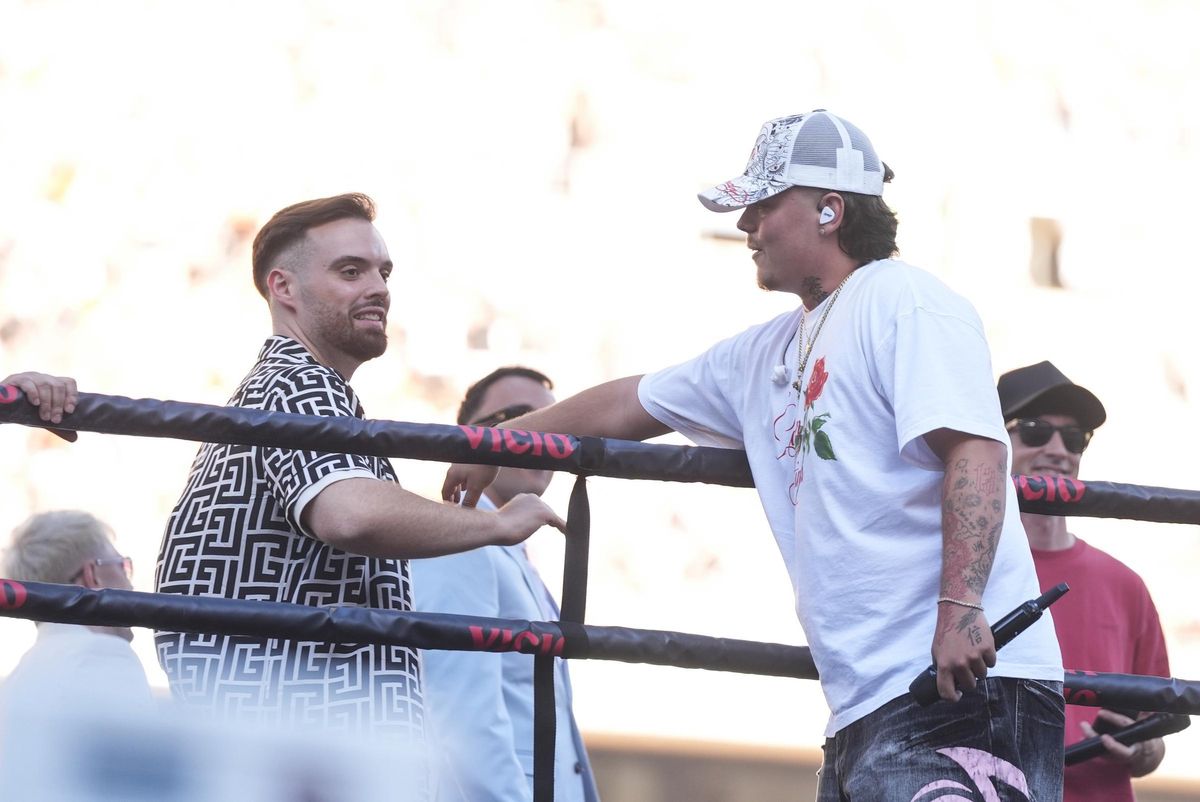 Ibai Llanos junto al cantante Saiko DURANTE la Velada del Año 2025