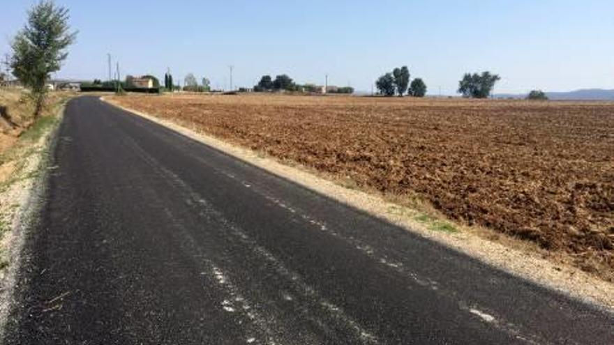 El tram asfaltat, amb Mas Usall de fons.