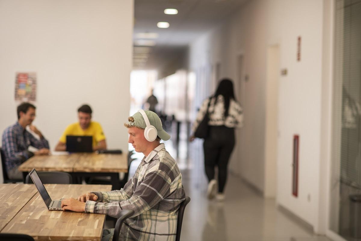 Florida Universitària cuenta con aulas y diversas zonas de estudio para el alumnado.