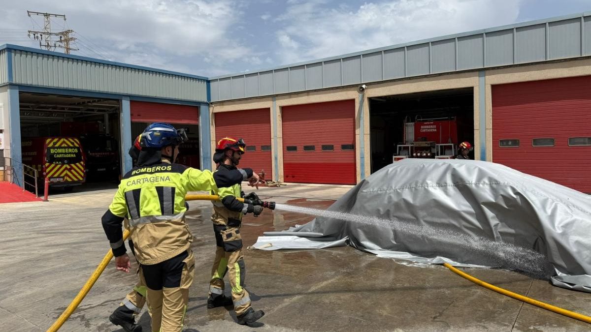 Bomberos de Cartagena practican cómo intervenir en un incidente en el que hay implicado un coche eléctrico.