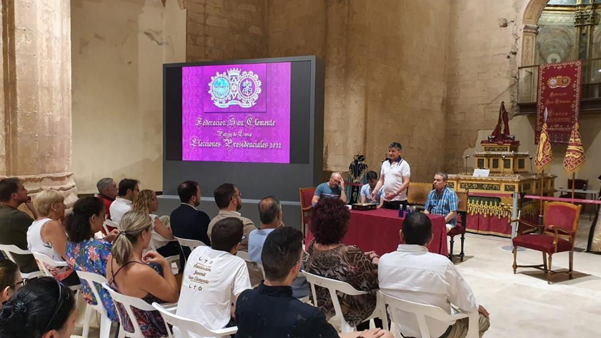 El reelegido presidente de la Federación San Clemente dirigiéndose a los participantes en la asamblea.