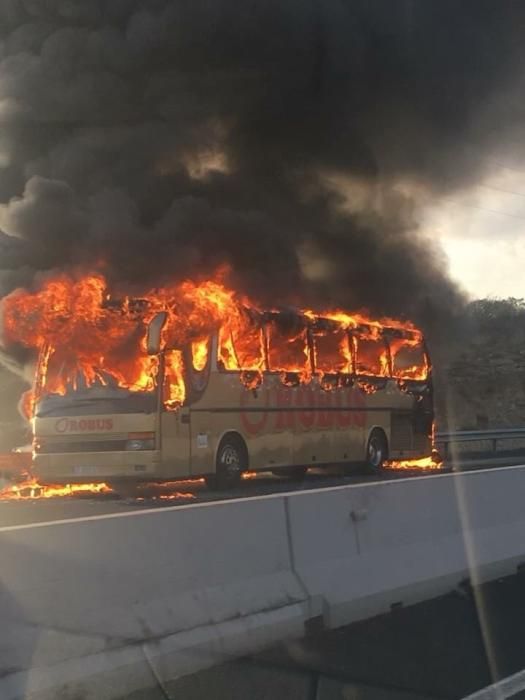 Una guagua arde a la altura de los túneles de Guimar