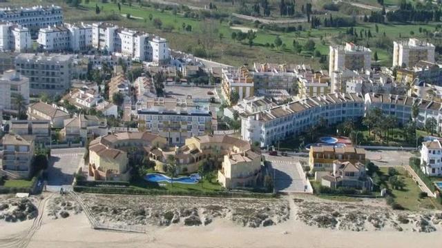 La urbanización San Fernando, que se encuentra junto a la playa de Oliva. | LEVANTE-EMV