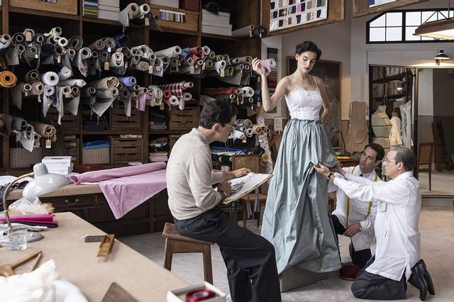 Escena de la serie Balenciaga, que está rodada en el País Vasco.