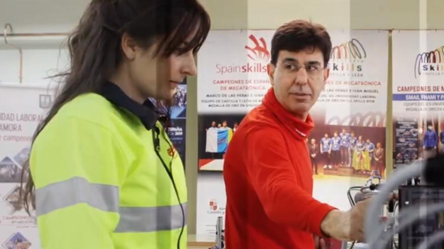 Eva Reyero, con su profesor Julio Miñambres, en el IES Universidad Laboral