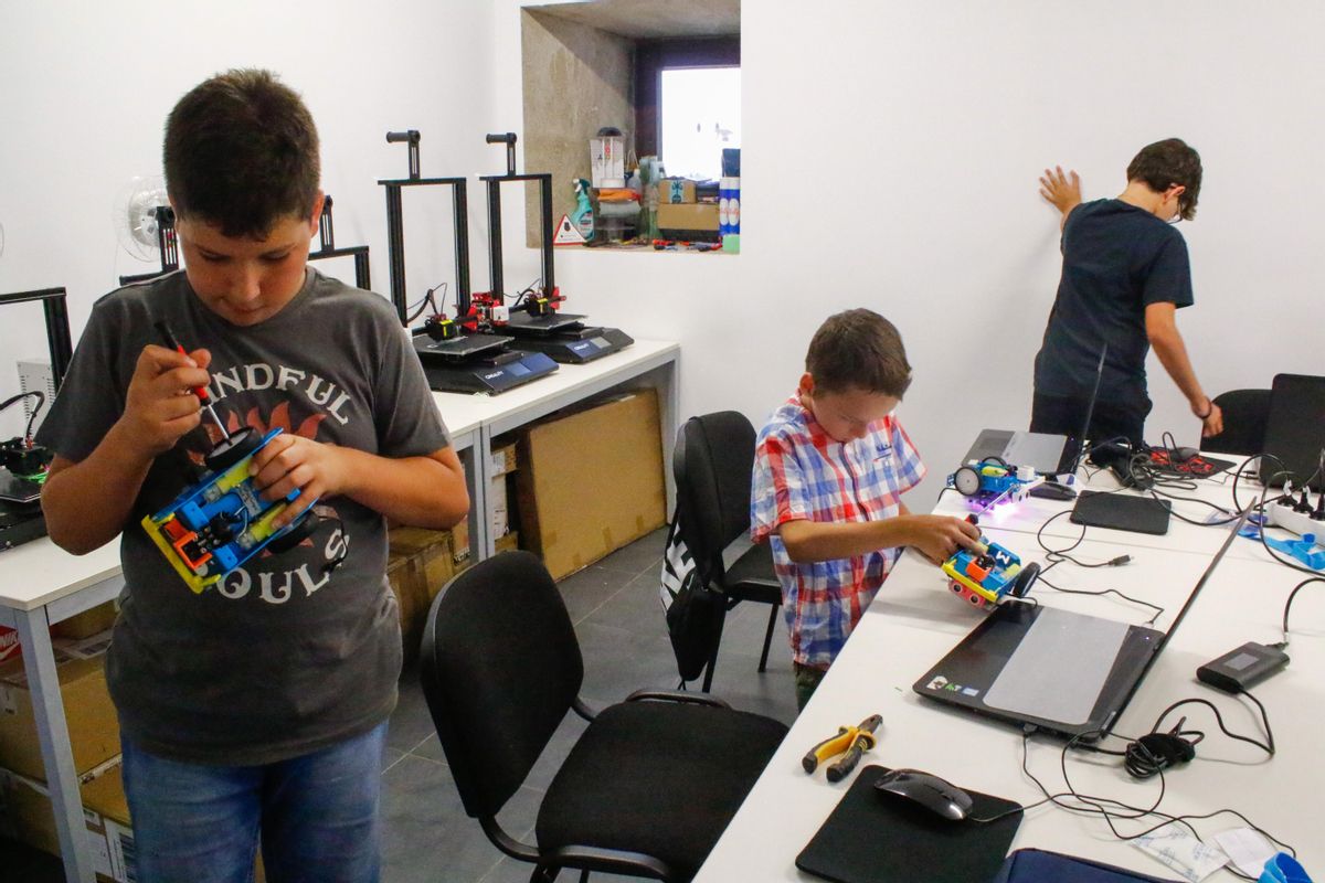 Los niños cuentan con diversos objetos sobre los que conocer y estudiar el funcionamiento tecnológico.