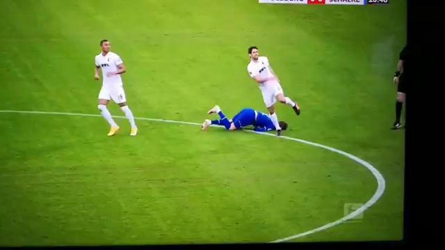 Golpe tremendo en la Bundesliga: Mark Uth acabó inconsciente