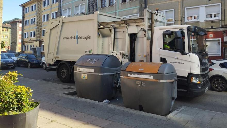El servicio de recogida de basura de Langreo recupera la normalidad tras la reparación de los dos camiones que se habían averiado