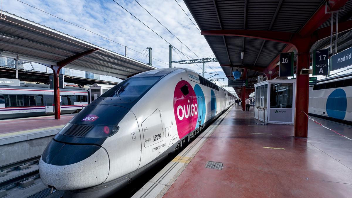 Un tren Ouigo en la Estación de Madrid-Chamartín-Clara Campoamor.