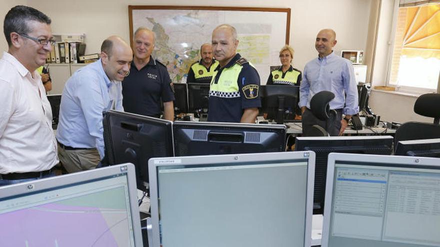 El alcalde se compromete a modernizar la Policía Local