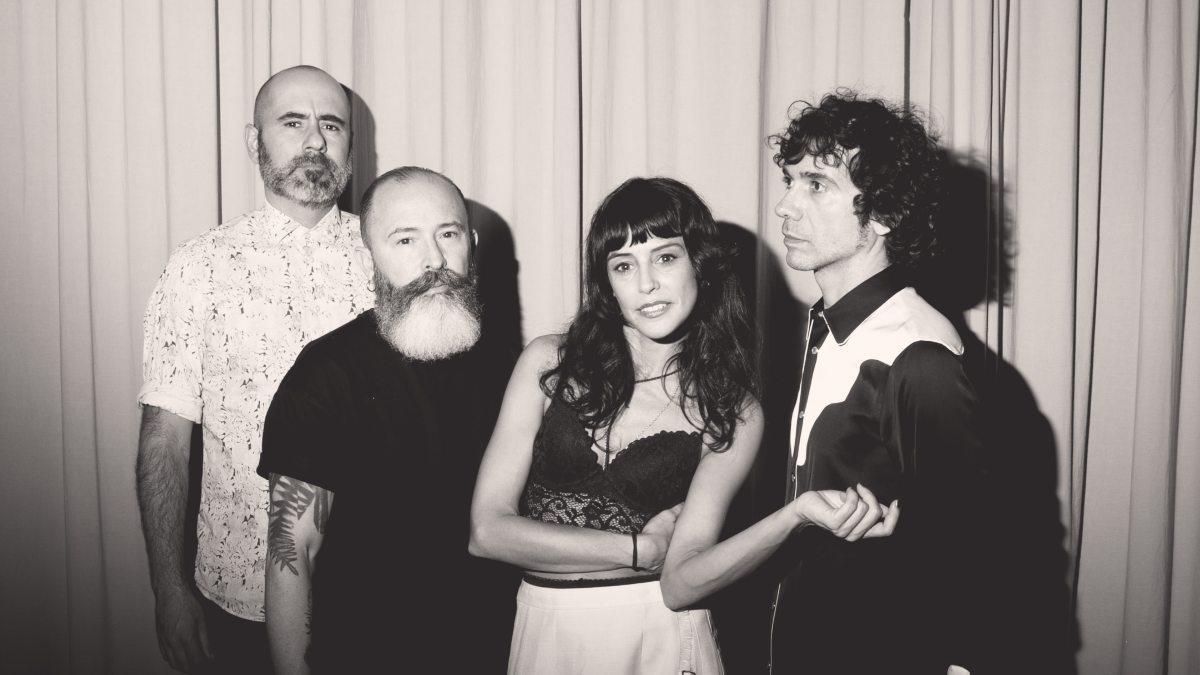 La actriz Sara Casasnovas, tercera desde la izquierda, con el resto de componentes de Lobeira, grupo pop rock.