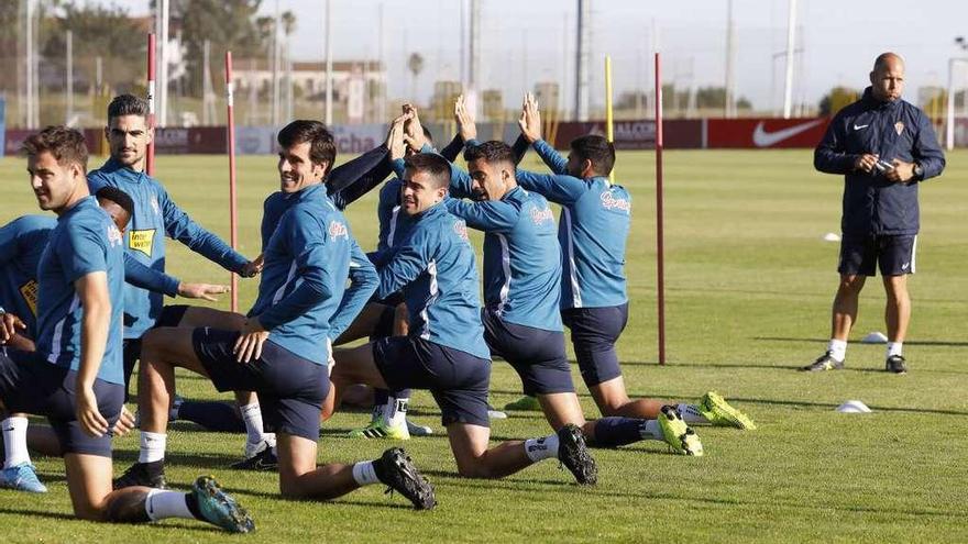 La plantilla del Sporting realiza un ejercicio ante la mirada de José Alberto durante la sesión de trabajo en Mareo.