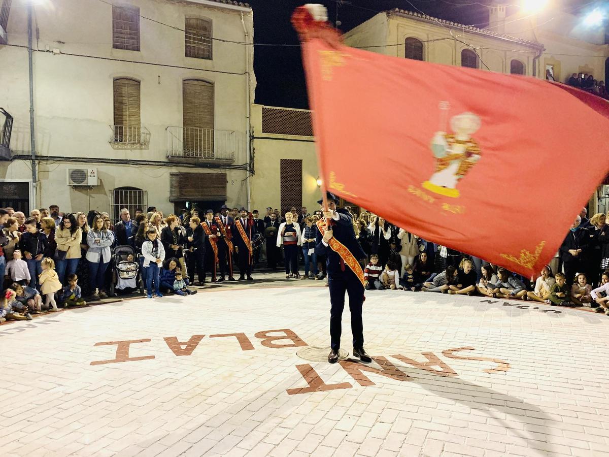 Ball de la Bandera en la plaza de Montaverner.