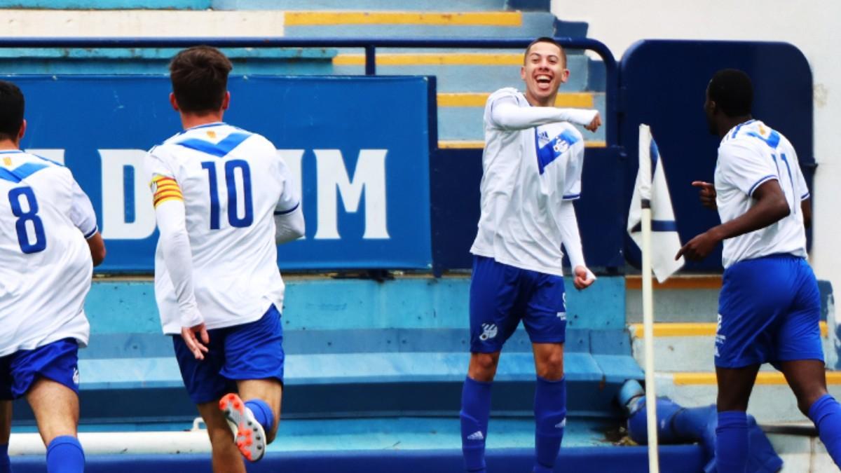 El filial graciense está en racha. Manel celebra su gol