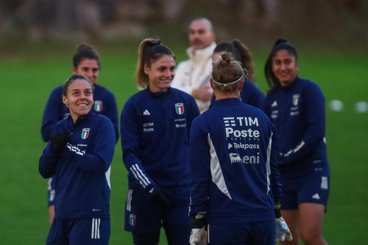 Entrenamiento de la selección italiana femenina de fútbol en el campo de Burgans (Cambados):