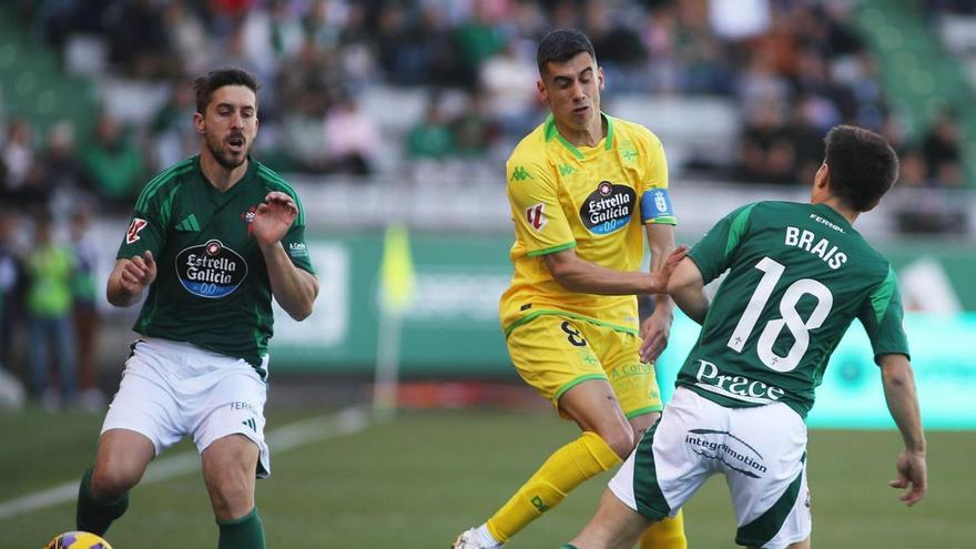Villares choca en un lance del partido con Brais Méndez. | LOF | LOF