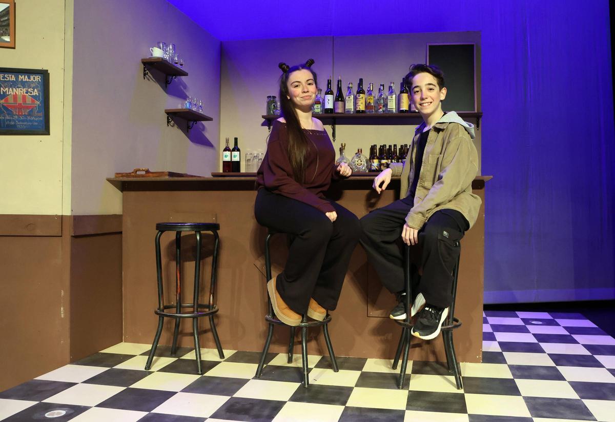 Mar Guerrero i Adrià Pesarrodona en la barra del bar "de mala mort" on passa l'accció