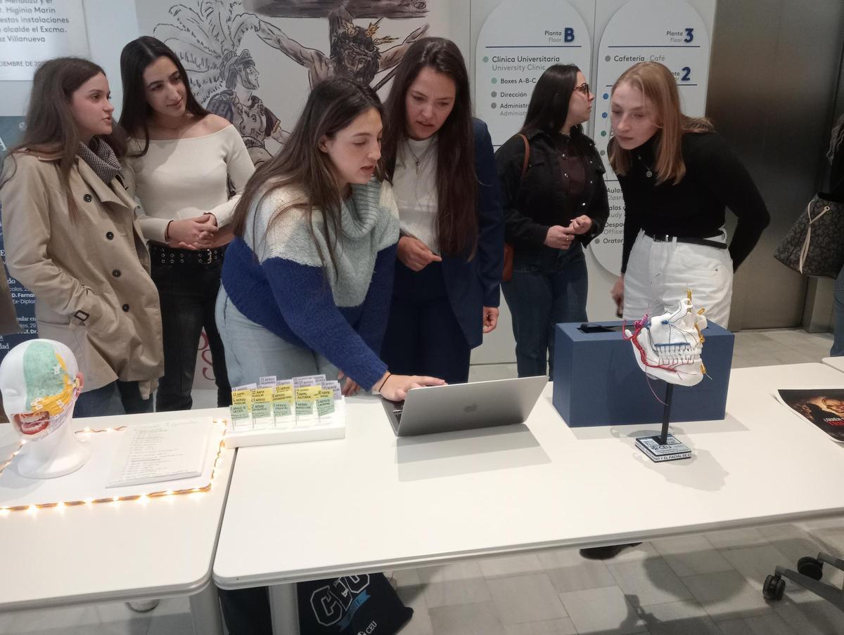 El hall del centro acogió la presentación de proyectos de salud bucodental elaborados por alumnado de distintos cursos