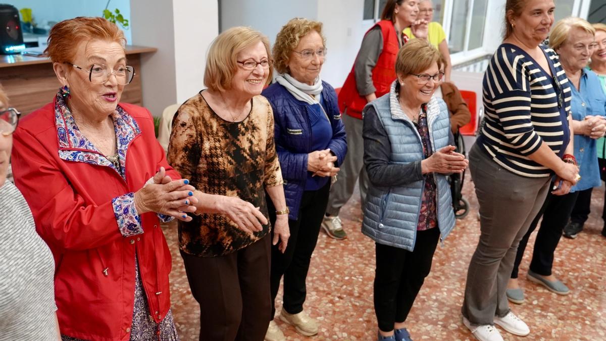 Un grupo de mujeres participan en el taller de Cruz Roja en Algemesí.