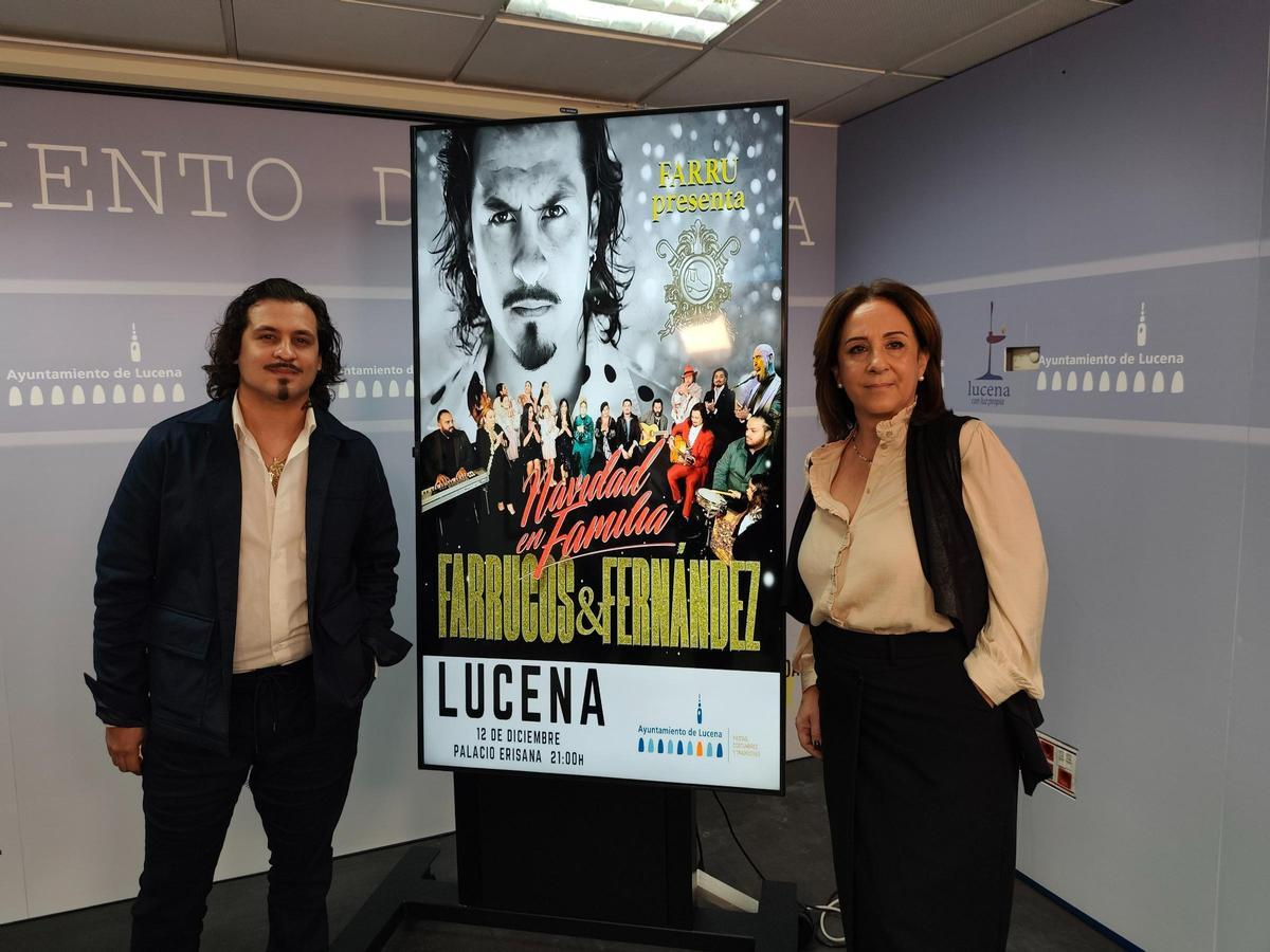 Presentación de actividades navideñas en Lucena con el cartel del espectáculo 'Farrucos y Fernández'