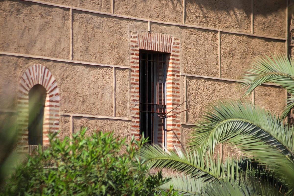 El pequeño hueco hecho por las ladrones al doblar dos barrotes de una de las ventanas del Museo Arqueológico de Badajoz.
