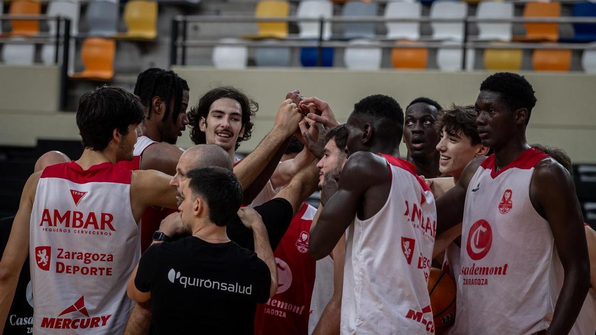 Los jugadores del Casademont U22 hacen piña durante el entrenamiento del jueves
