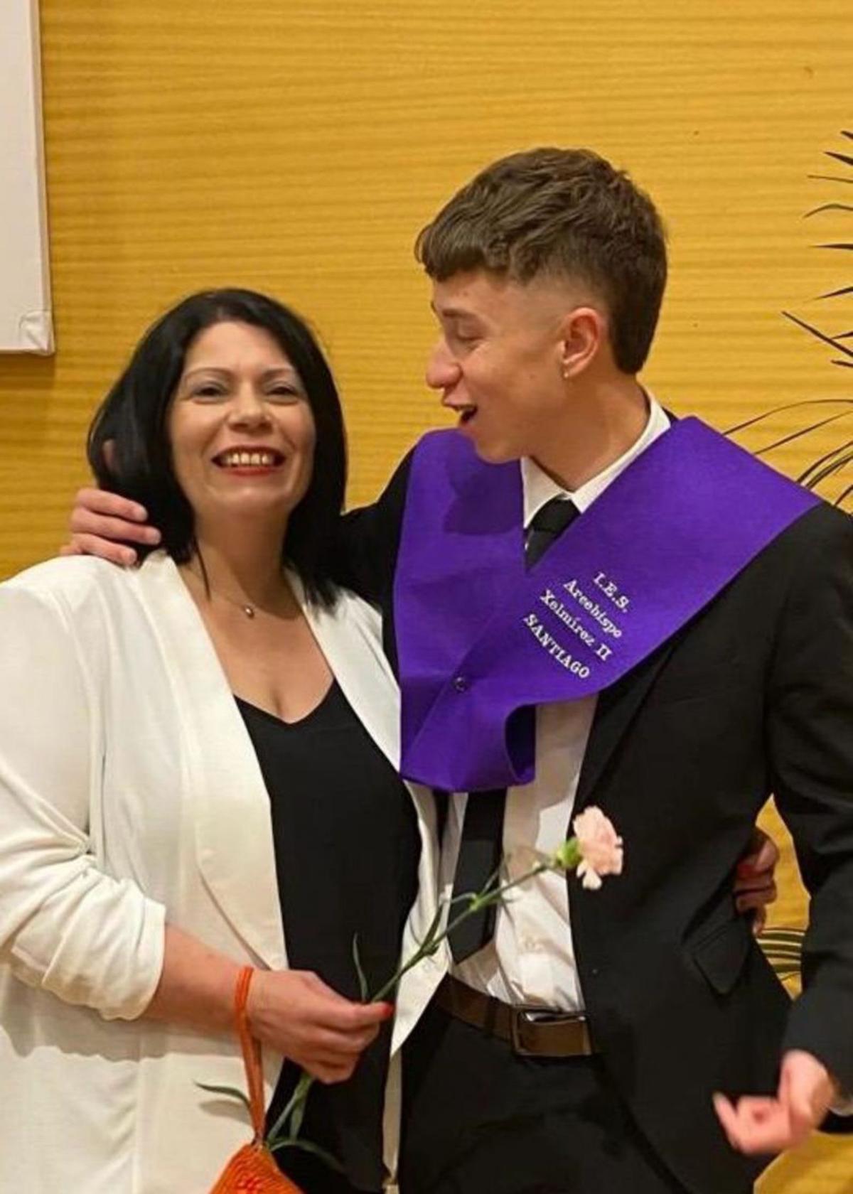 Ana, junto a su hijo Nico en
su graducación de Bachiller.
| LCO