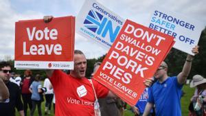 A campaigner for ’Vote Leave’, the official ’Leave’ campaign organisation, holds a placard during a rally for ’Britain Stronger in Europe’, the official ’Remain’ campaign group seeking to a avoid Brexit, ahead of the the forthcoming EU referendum, in Hyde Park in London on June 19, 2016.The International Monetary Fund (IMF) warned last week that if Britain votes to exit the European Union on June 23, it could deal the economy a negative and substantial blow. / AFP PHOTO / BEN STANSALL