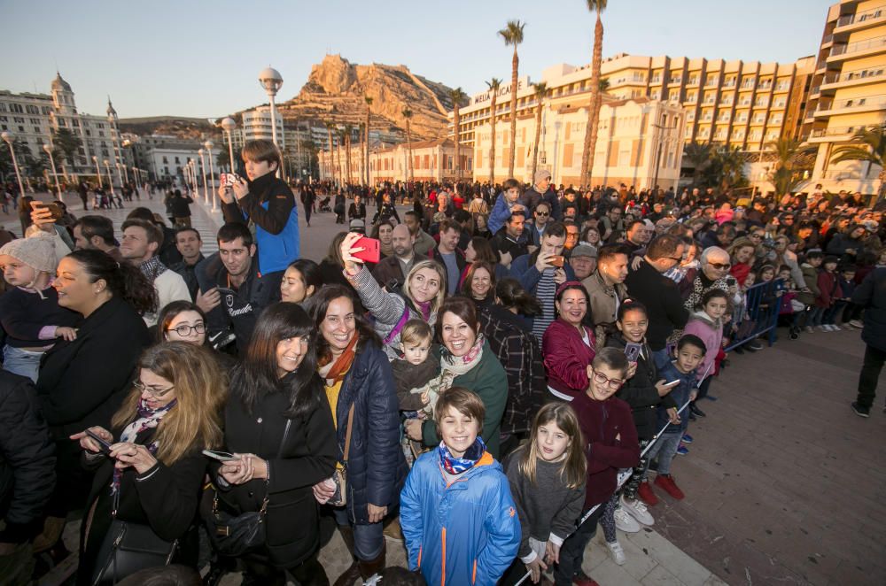 Los Reyes Magos reparten ilusión por la ciudad de Alicante.