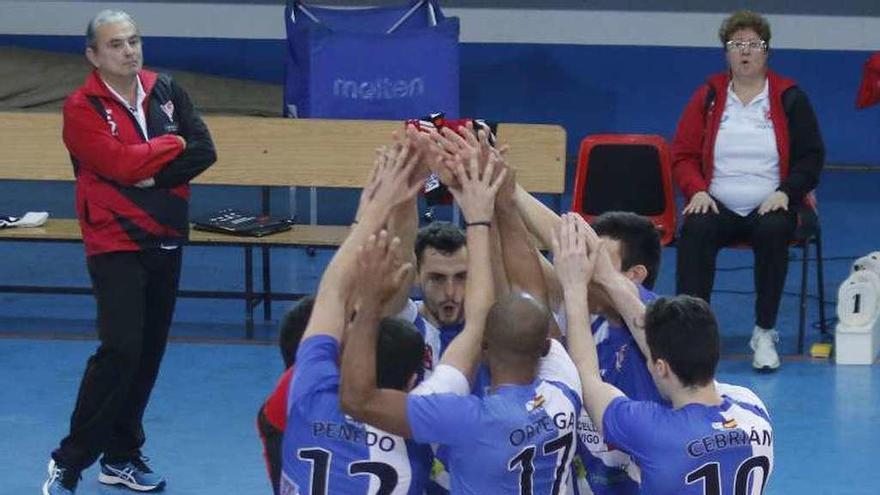 Los jugadores del Club Vigo celebran un triunfo en Coia. // Alba Villar